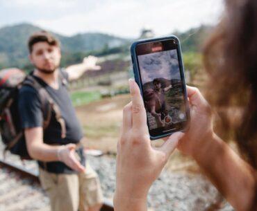 Les accessoires pour smartphone indispensables en voyage