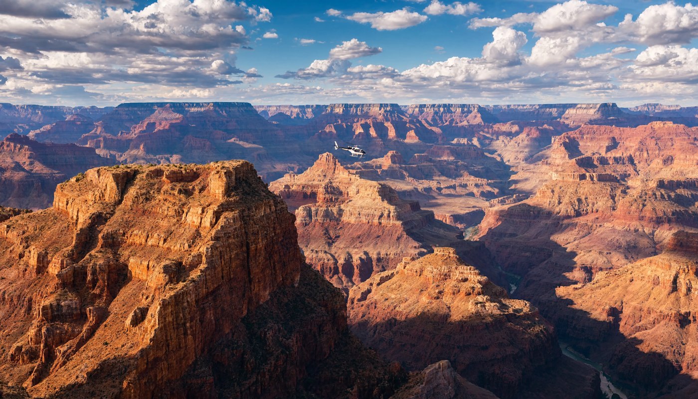 le-moment-waouh-helicopter-over-the-canyon
